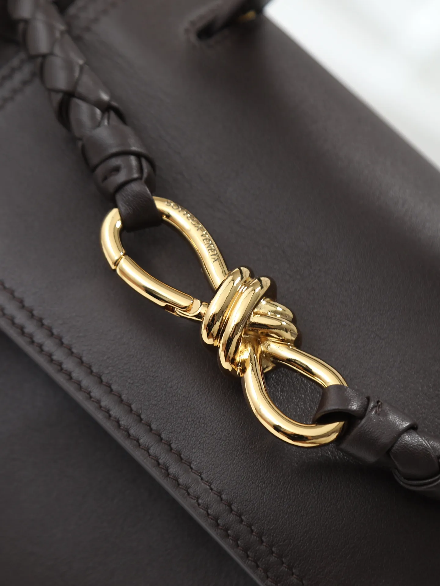 1150. Bottega Veneta's latest Ciao Ciao bag is a two-way flap handbag in silky cowhide, decorated with signature twist details, hidden hook closure, the flap can be fastened to the front, or connected to the INTRECCIATO woven internal pocket, with an adjustable and removable crossbody strap, an internal compartment, and a zippered pocket. The surprise flap has various shapes. Style 1 - Cover the bag surface, exposing the knot and knot decoration. Style 2 - Place the flap inside the bag. A buckle is also designed. Style 3 - The U-shaped position of the top handle in the hand bag. Style No.: 835835 Size: 26*19*10.5cm